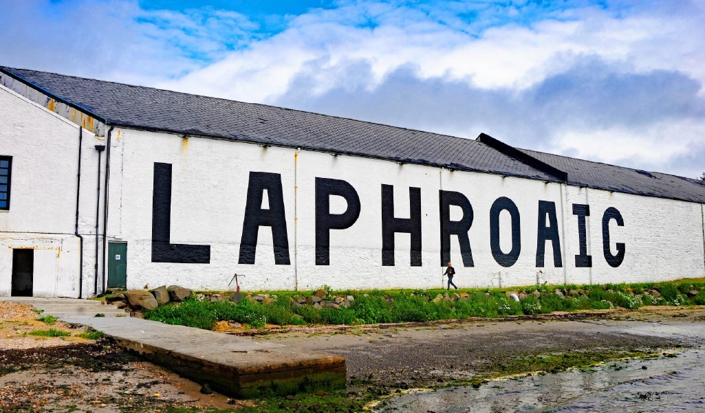 Laphroaig Ra Mắt Phiên Bản 30 Year Old Đặc Biệt vào Năm 2024